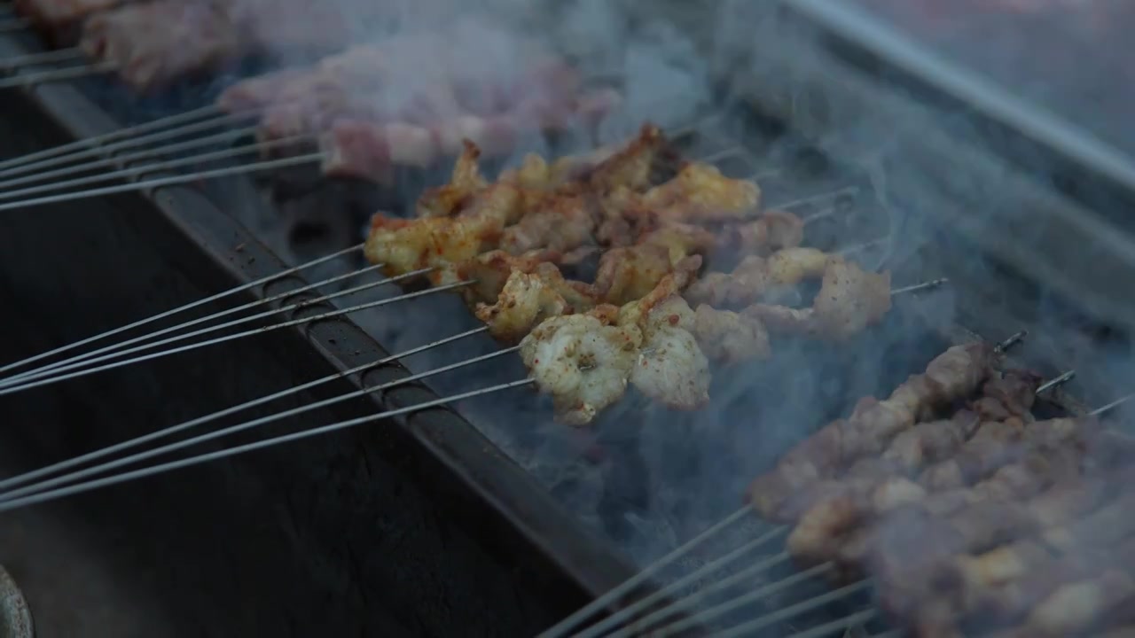 烧烤炉子上的羊肉串烤肉串烧烤节视频素材