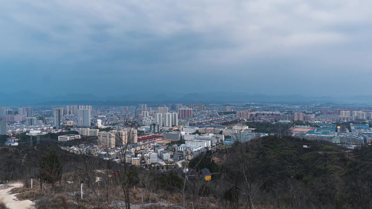 大集山上俯瞰整个整个崇阳县的视角视频下载