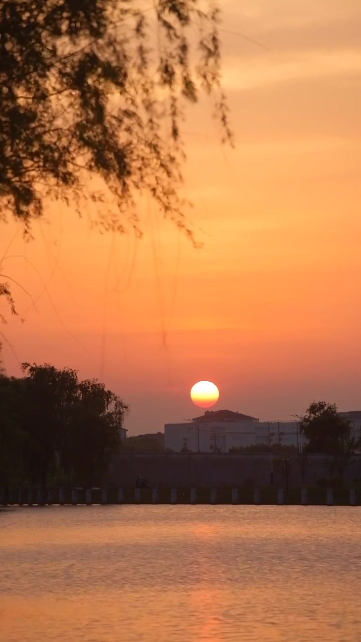 夕阳夕阳，红灿灿的落日风景视频素材