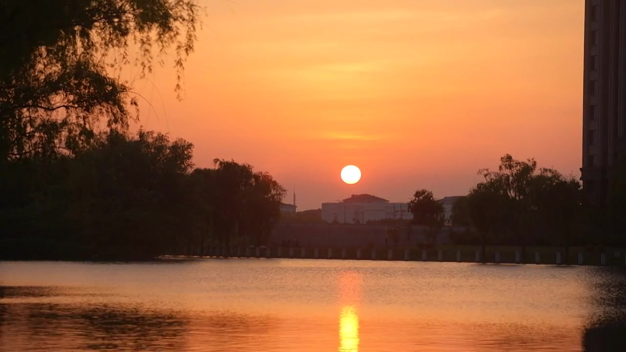 夕阳夕阳，红灿灿的落日风景视频素材