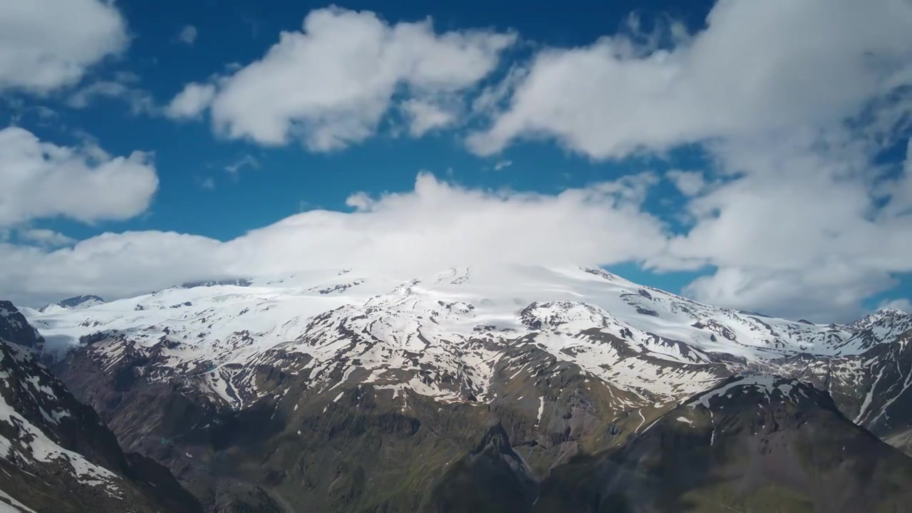 云雾缭绕的厄尔布鲁士山鸟瞰图视频素材