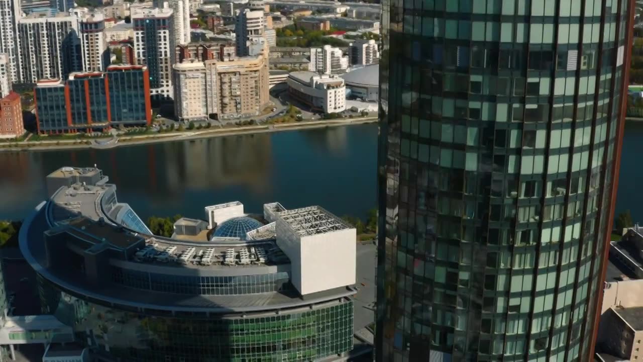 沿河俯瞰美丽的商业摩天大楼。资料片。高层视频素材