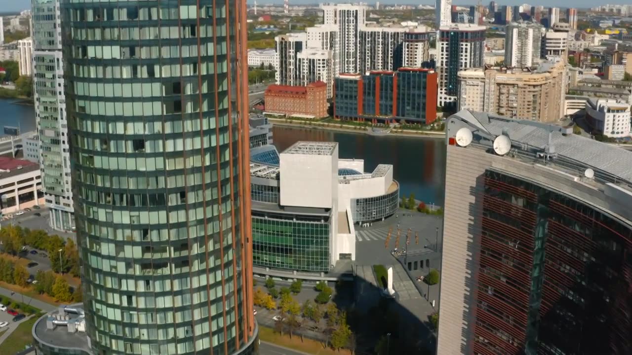美丽的建筑现代高层建筑与办公室。资料片视频素材