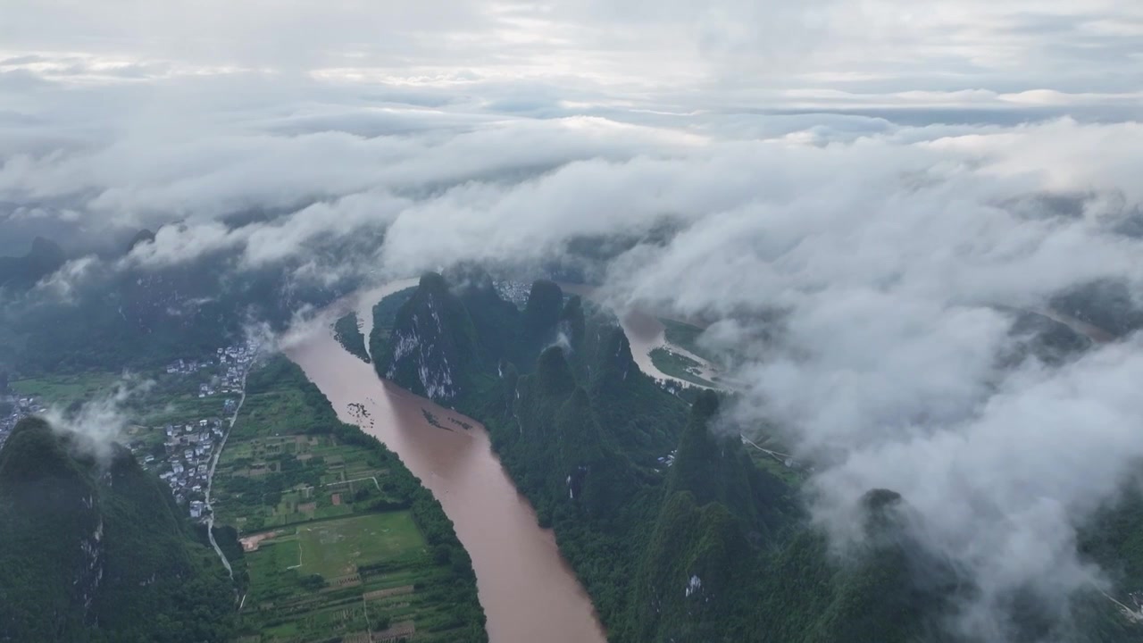 云海中的喀斯特山峰视频素材