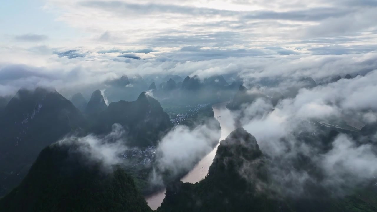 云海中的喀斯特山峰视频素材