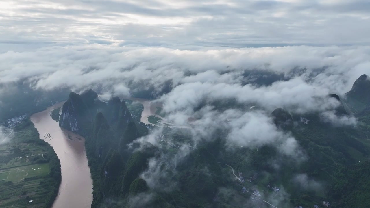 云海中的喀斯特山峰视频素材