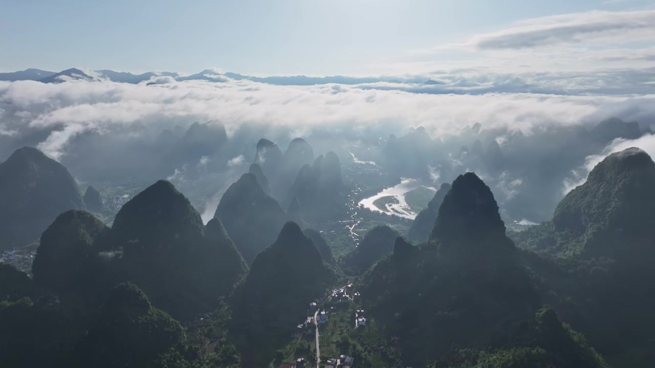 云海中的喀斯特山峰视频素材