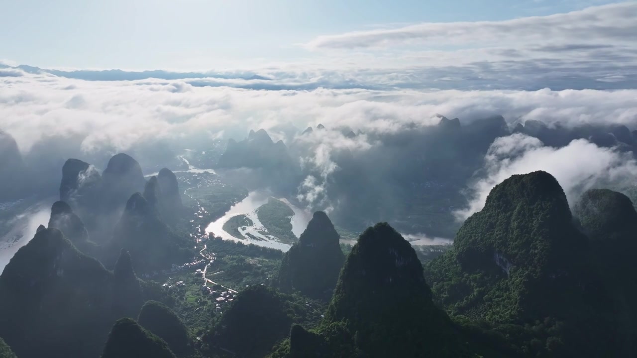 云海中的喀斯特山峰视频素材