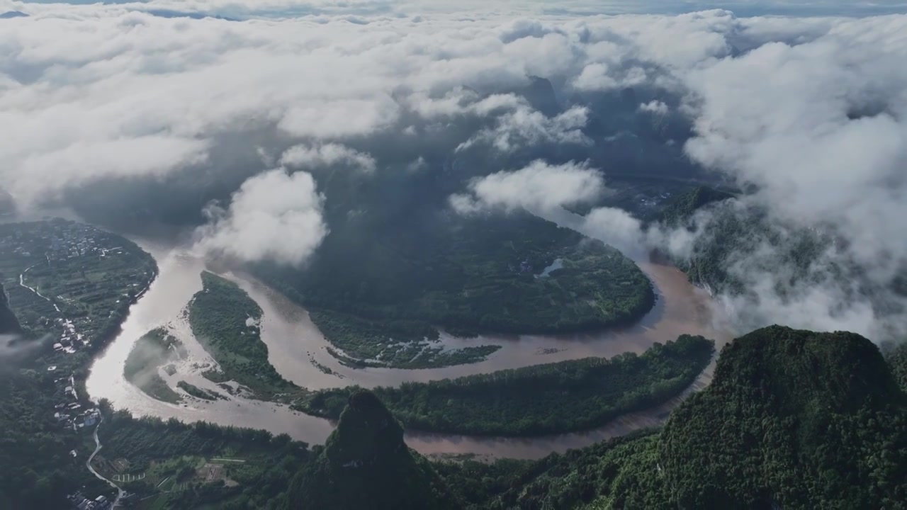 云海中的喀斯特山峰视频素材