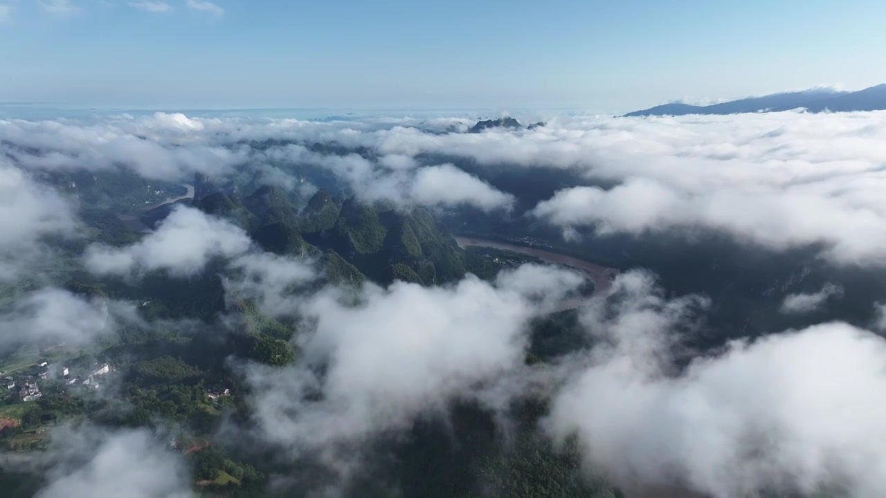 云海中的喀斯特山峰视频素材