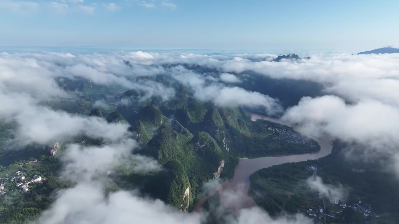 云海中的喀斯特山峰视频素材