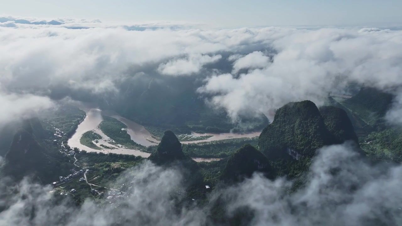 云海中的喀斯特山峰视频素材