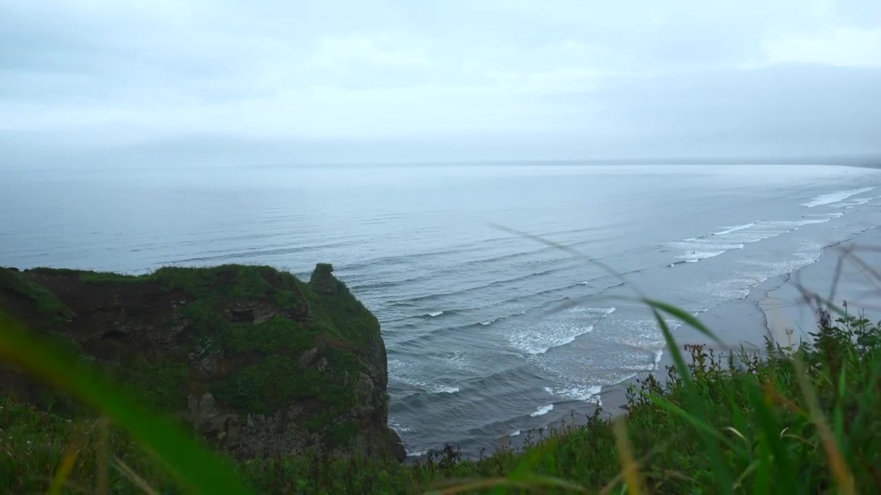 海景峭壁上美丽的绿草。夹。岩石景观视频素材