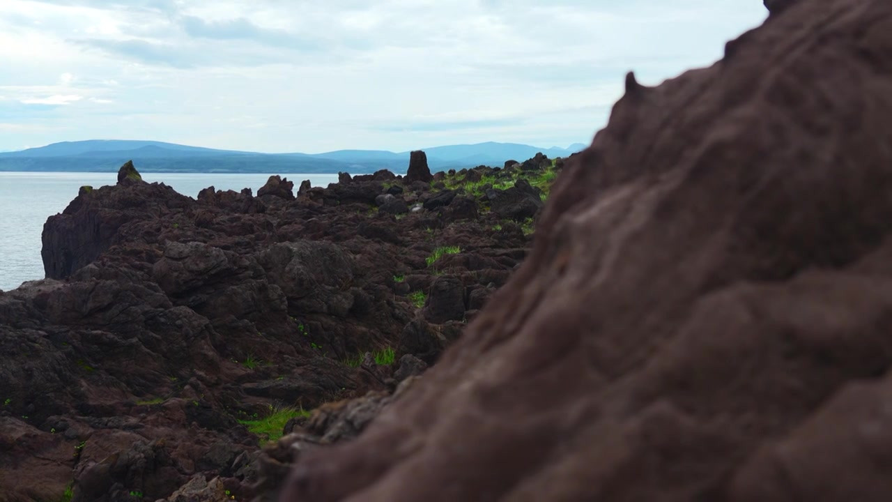 令人惊叹的景观与岩石和岩石的海洋。夹。石头的宇宙性质视频素材