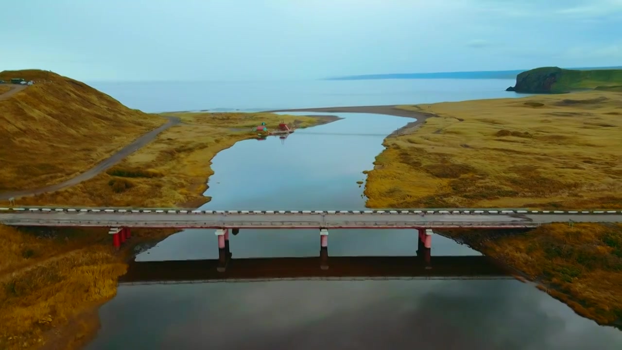 从空中俯瞰壮丽的自然风光，河岸之间的一座桥。夹。农村视频素材