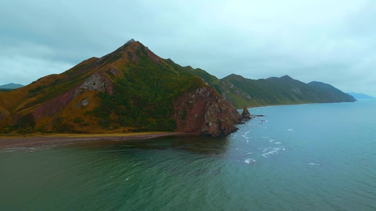 在多云的日子里，山的海岸和岩石的俯视图。夹。美丽的景观视频素材