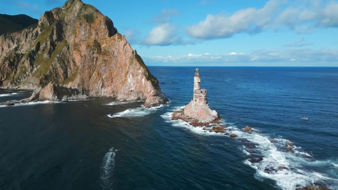 海上岩石岛和灯塔的壮观景观俯视图。剪辑视频素材