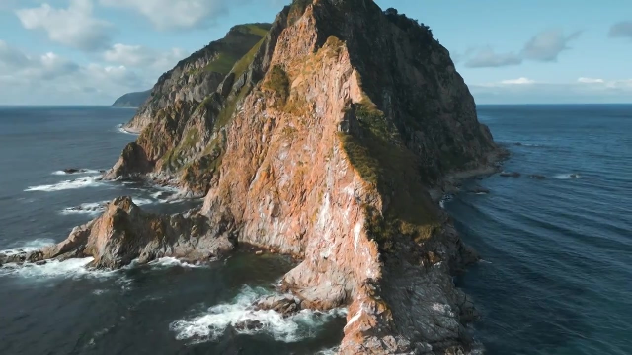 海上岩石岛和灯塔的壮观景观俯视图。剪辑视频素材