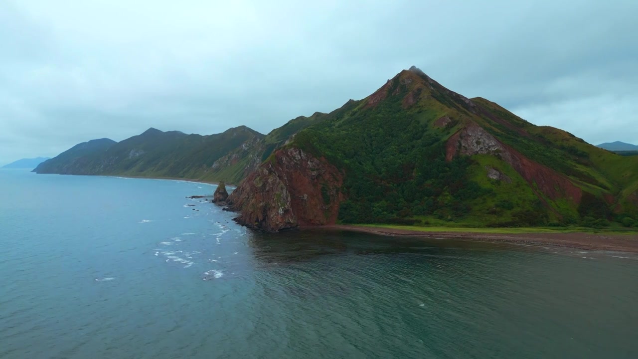 在多云的日子里，山的海岸和岩石的俯视图。夹。美丽的景观视频素材