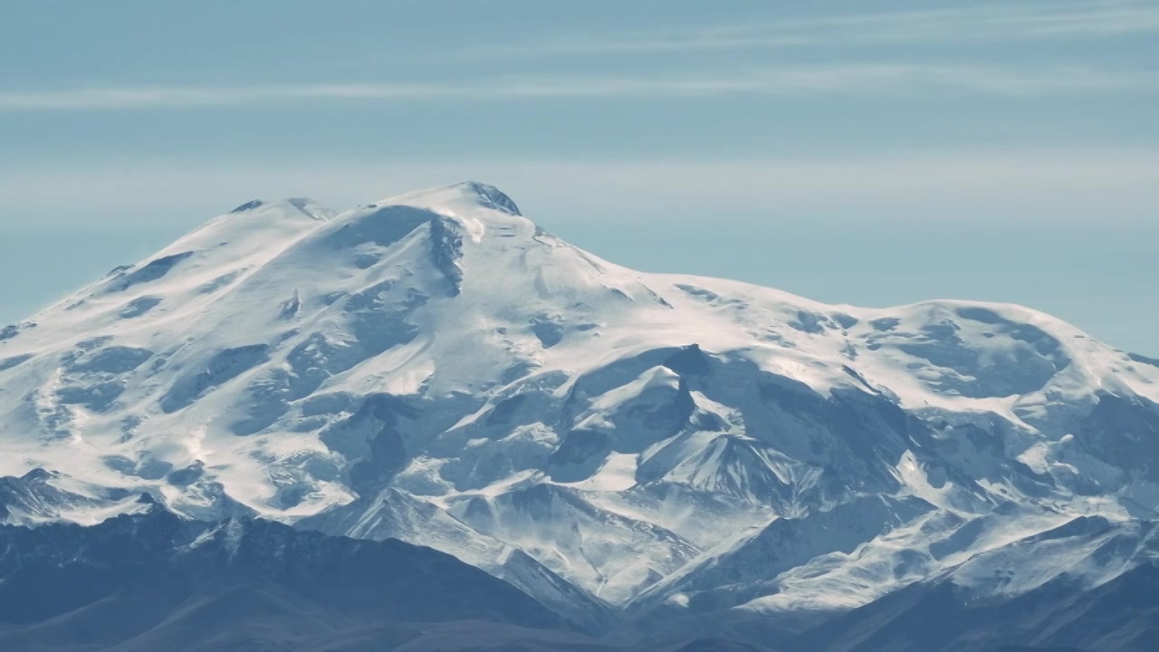 阿尔卑斯山山顶寒冷，冬季景观优美。有创造力。雪盖巨人视频素材