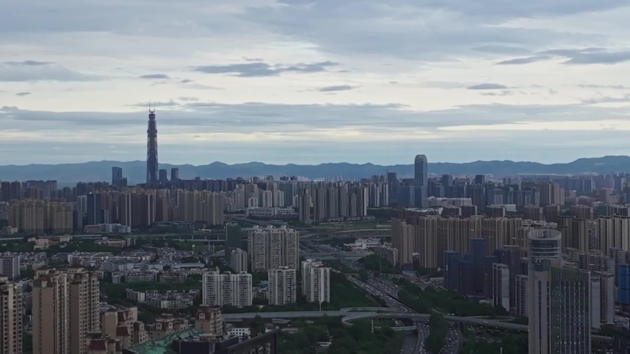 成都最高楼蜀峰468与龙泉山阴雨天航拍视频素材