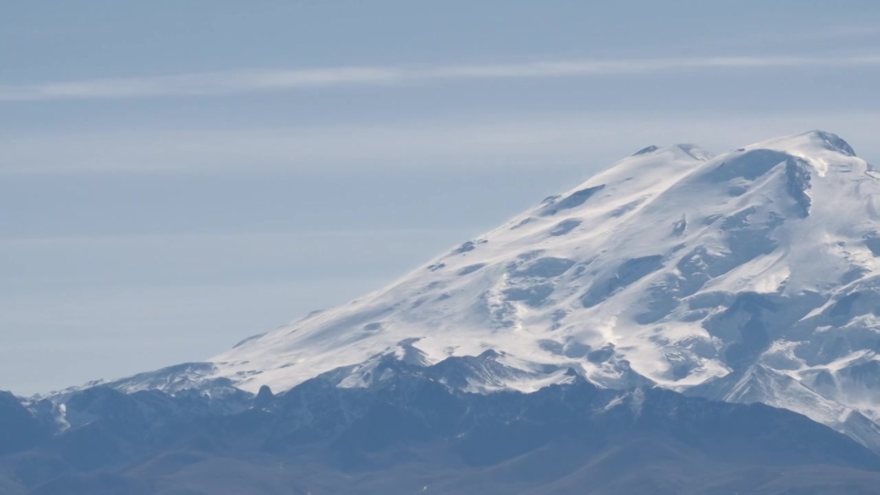 阿尔卑斯山山顶寒冷，冬季景观优美。有创造力。雪盖巨人视频素材