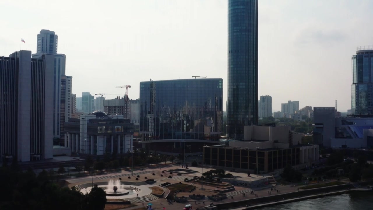 无人机拍摄的一个大型建筑城市。资料片。美丽的风景视频素材