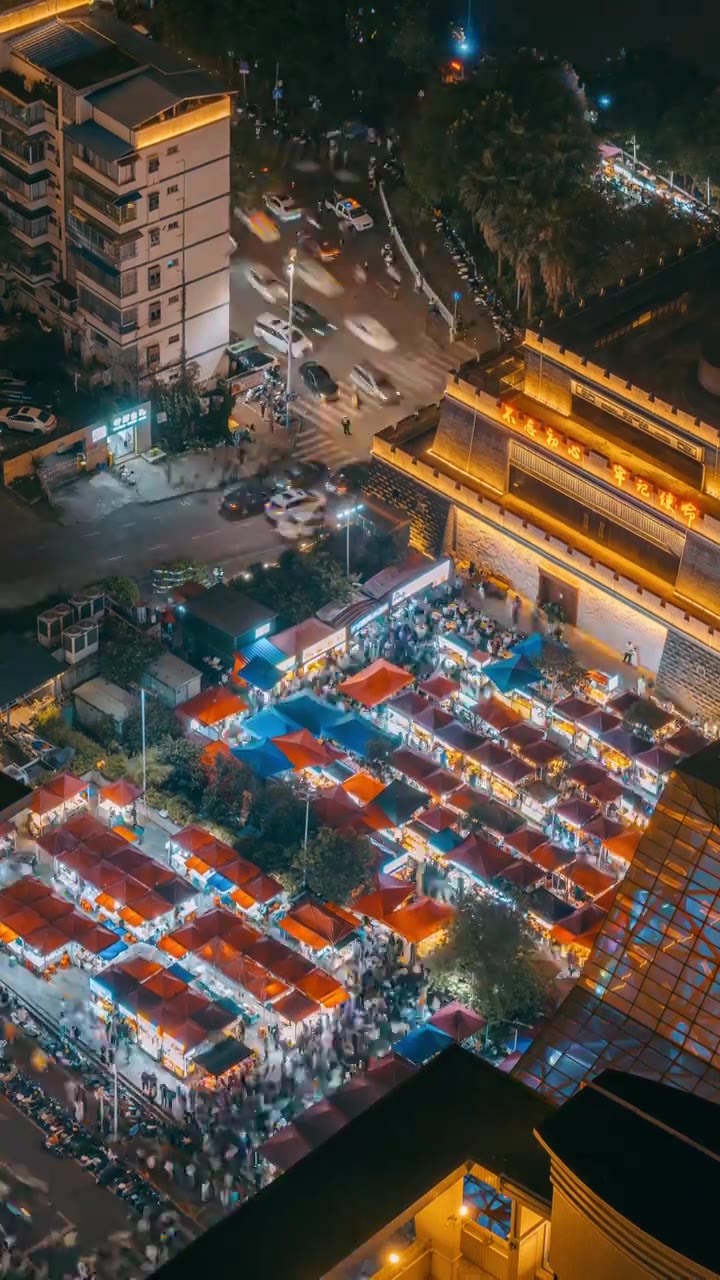 五一节美食街摊点人流延时-柳州风情港夜市视频素材