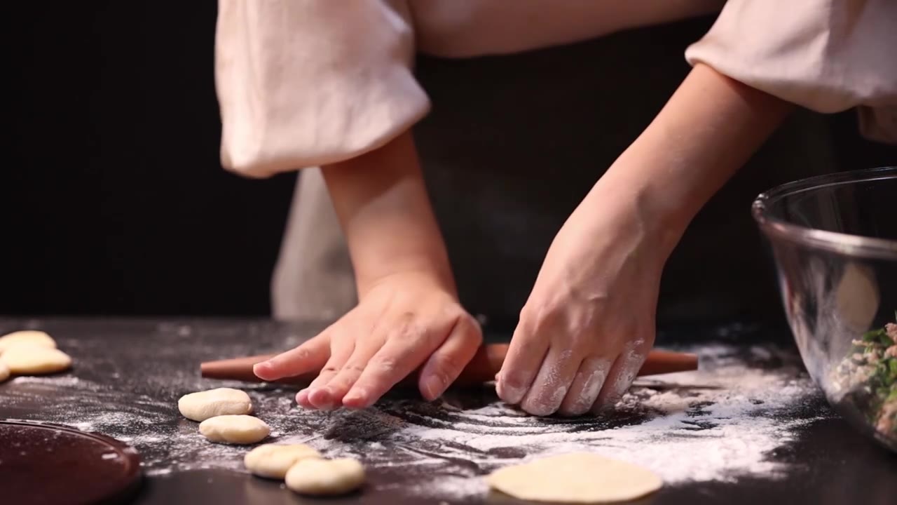 高雅女人包饺子，擀饺子皮视频素材