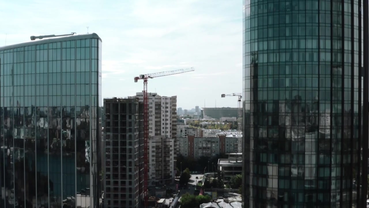 从高处俯瞰建筑城市的夏季景观。资料片。高层视频素材