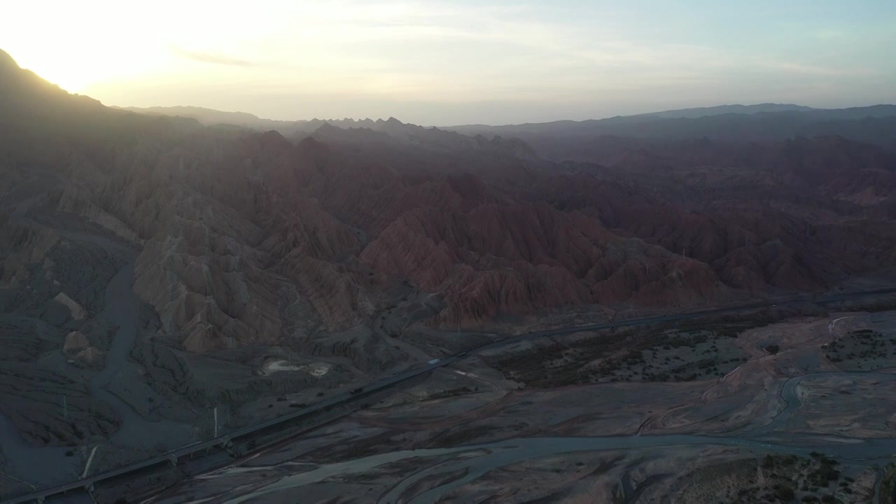 新疆库车红山大峡谷航拍视频素材