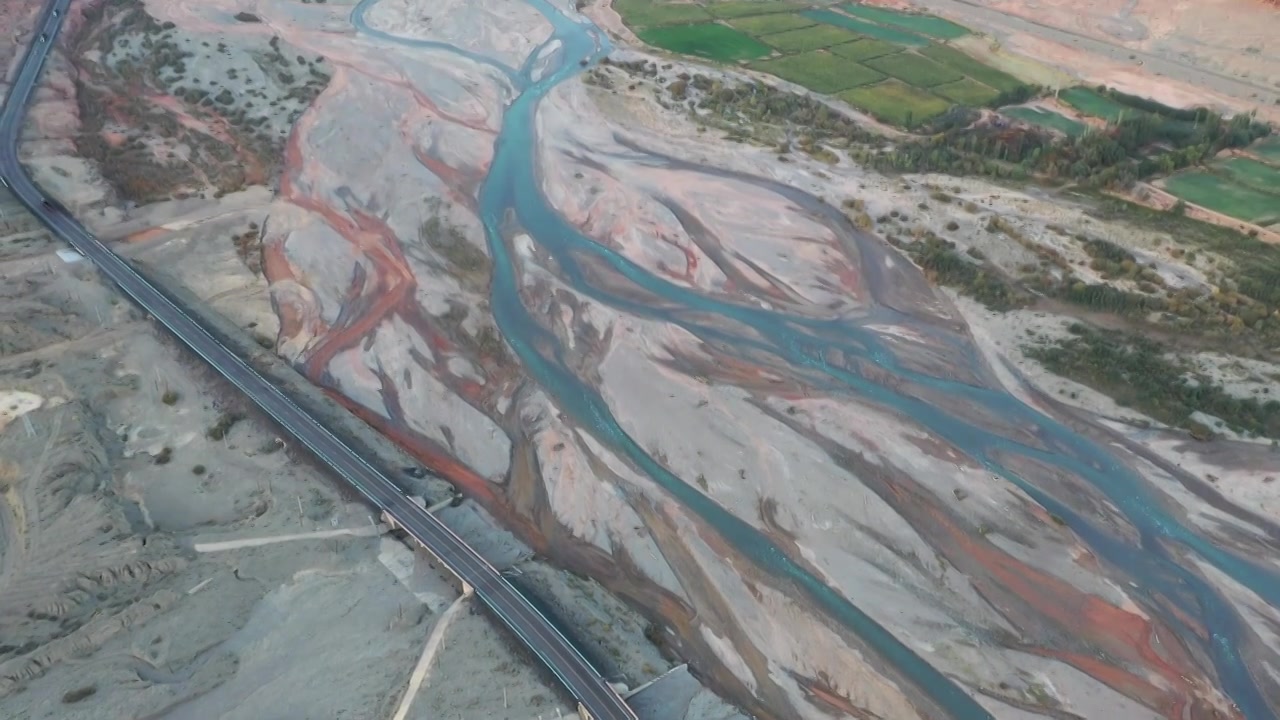 新疆库车红山大峡谷航拍视频素材