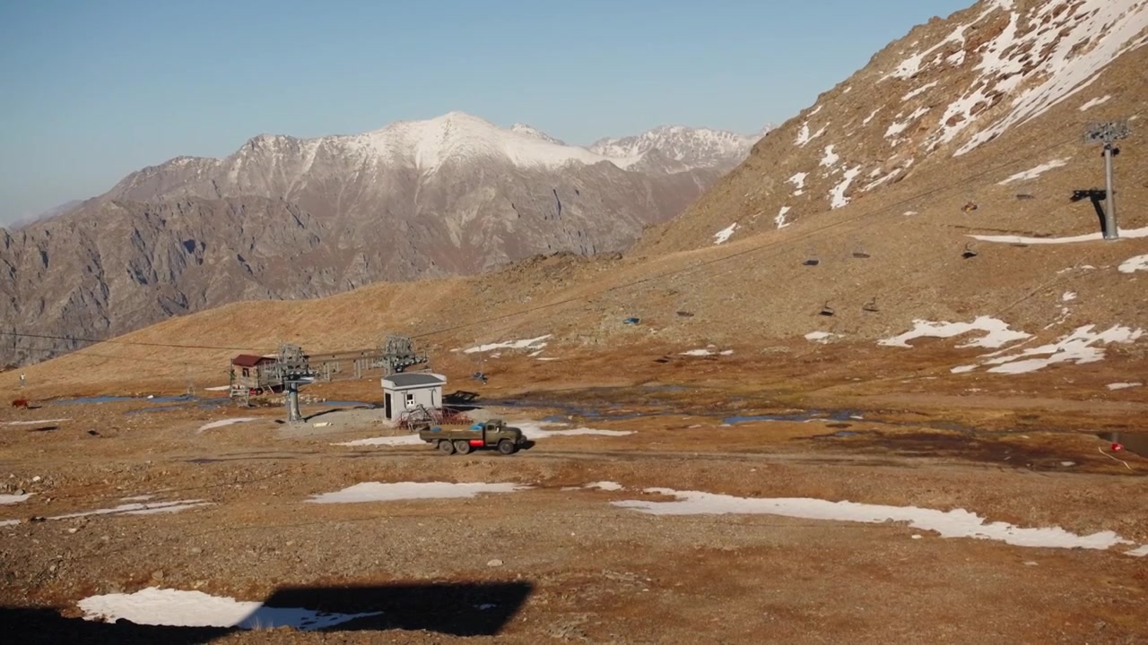 高山景观。有创造力。巨大的高山丘陵上有雪视频素材