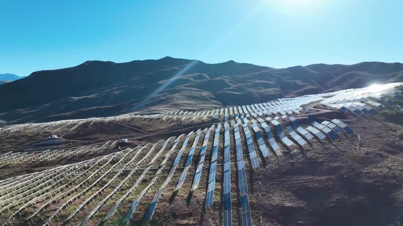 航拍西藏太阳能光伏发电视频下载