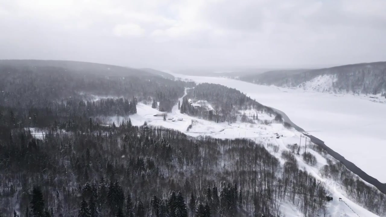 冬日里被雪覆盖的避暑山庄。夹。山林和视频素材