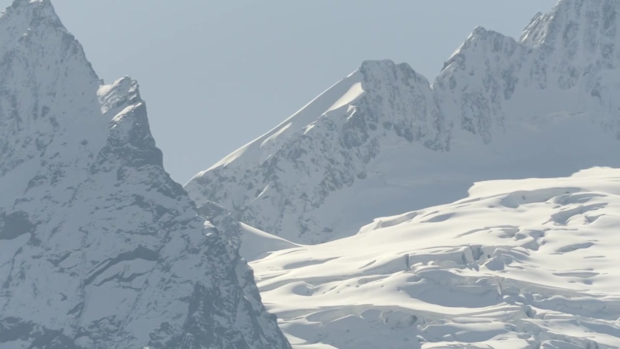 冬天雪山。有创造力。白色的风景和白雪覆盖的山脉视频素材