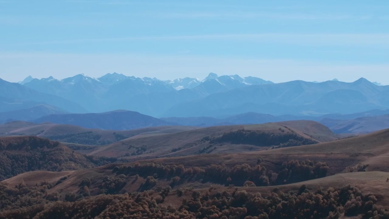 从鸟瞰的角度拍摄的美丽风景。有创造力。高山和视频素材