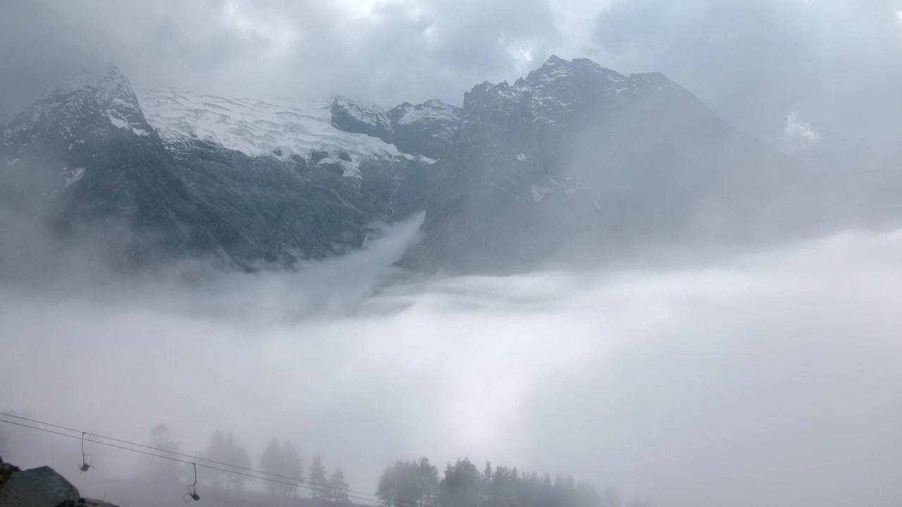 云和雪峰的高山景观。有创造力。神秘的视频素材