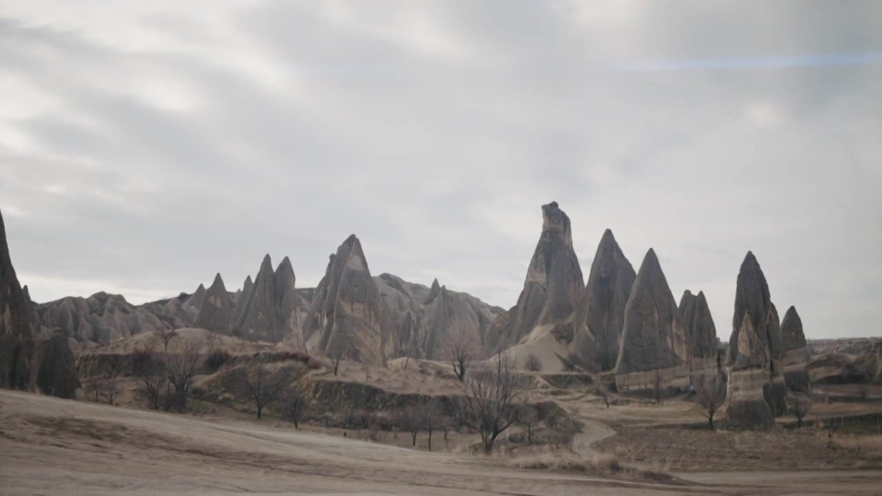 土耳其卡帕多西亚的天然岩层，山谷和洞穴房屋。行动视频素材