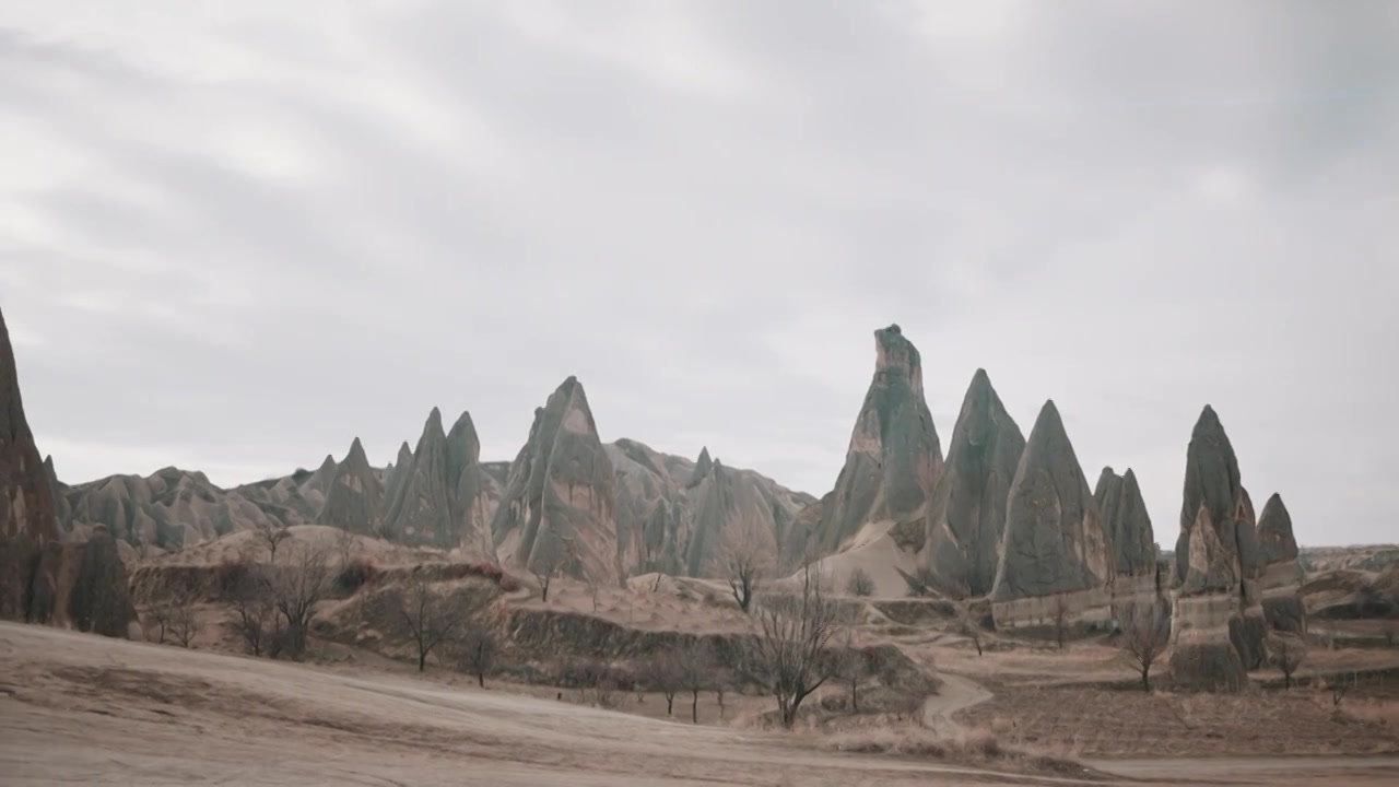 土耳其卡帕多西亚的天然岩层，山谷和洞穴房屋。行动视频素材