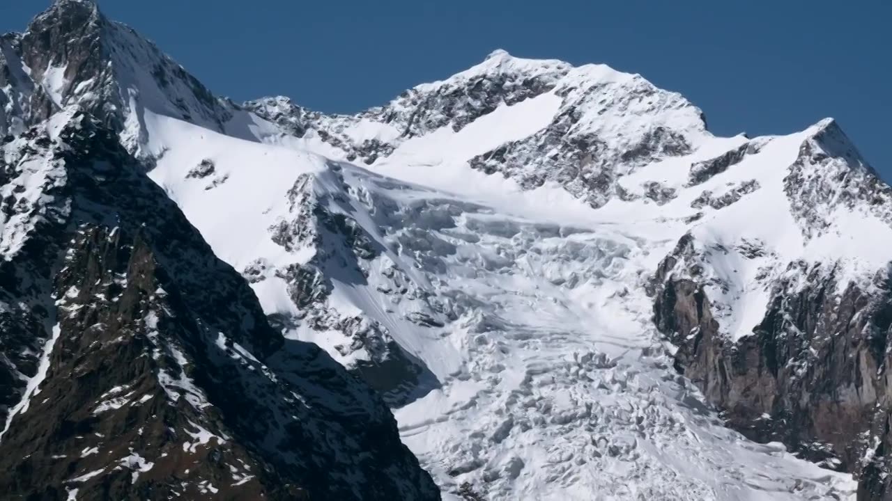 童话般的山景，冰雪覆盖的高山尖峰视频素材