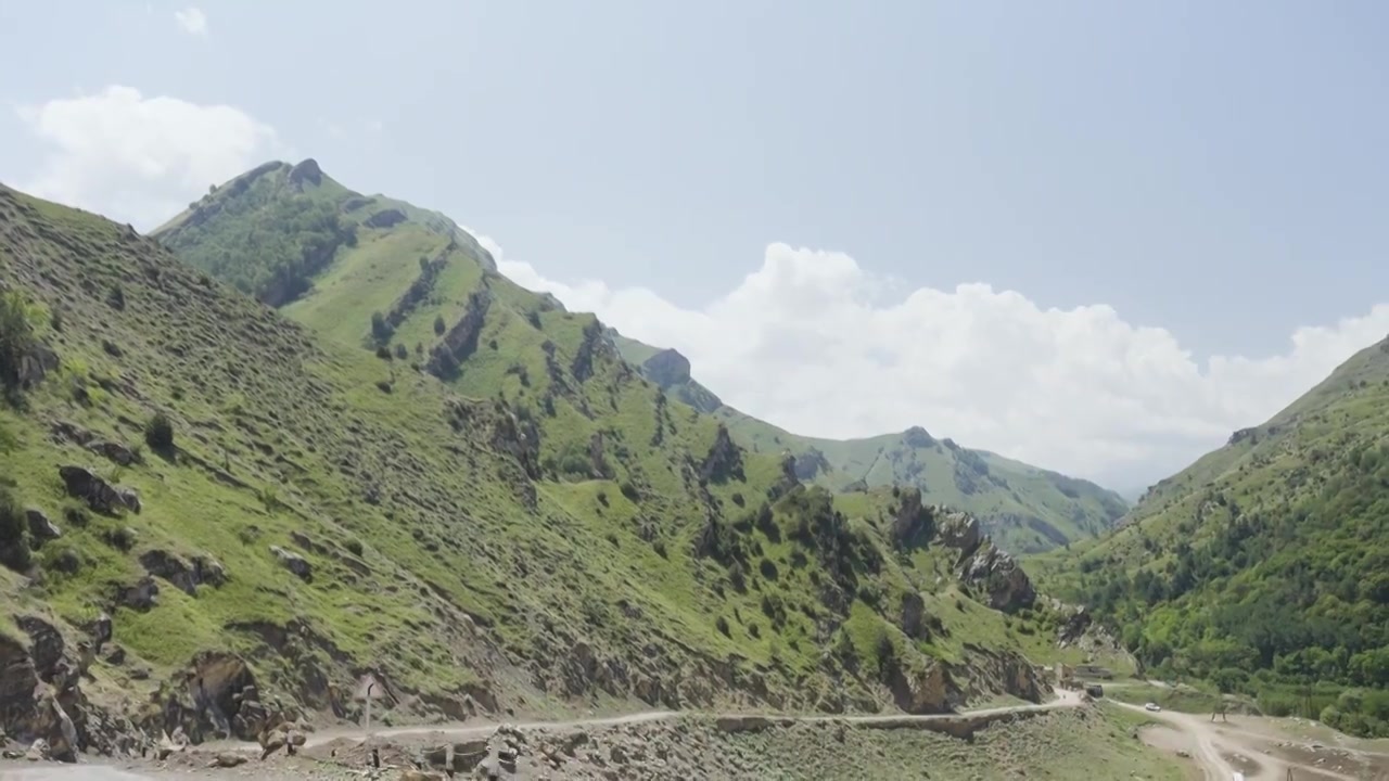 美丽的青山。行动。夏天的风景，高高的青山在上面视频素材