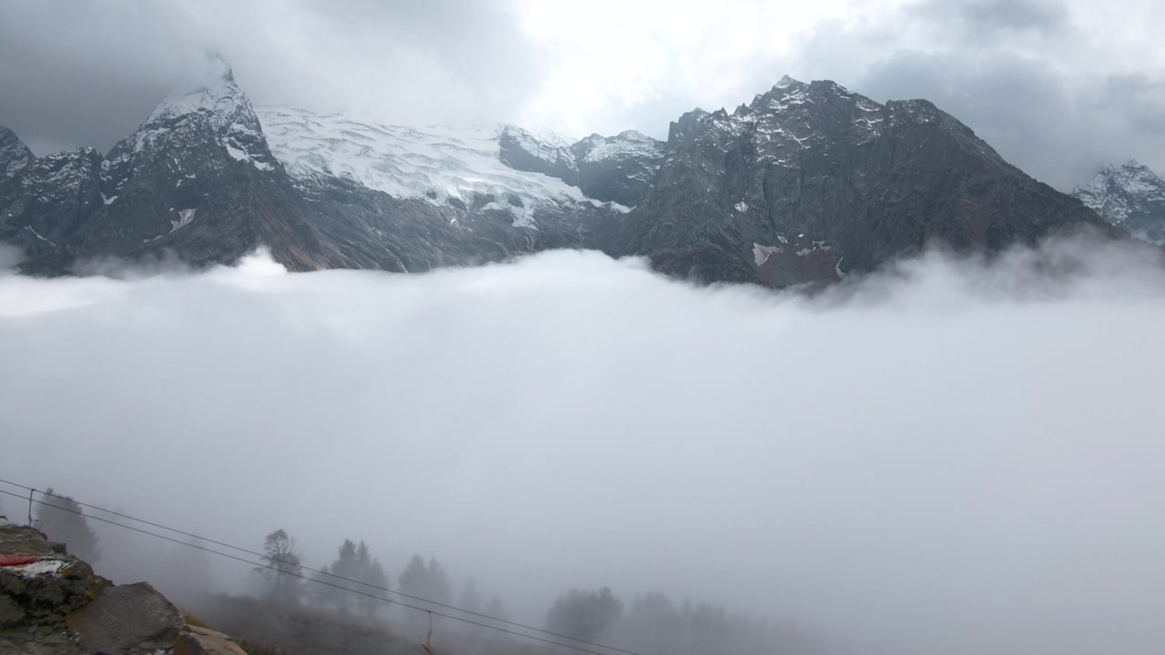 飞越雄伟的山峰和雾气。有创造力。被云覆盖的山谷视频素材