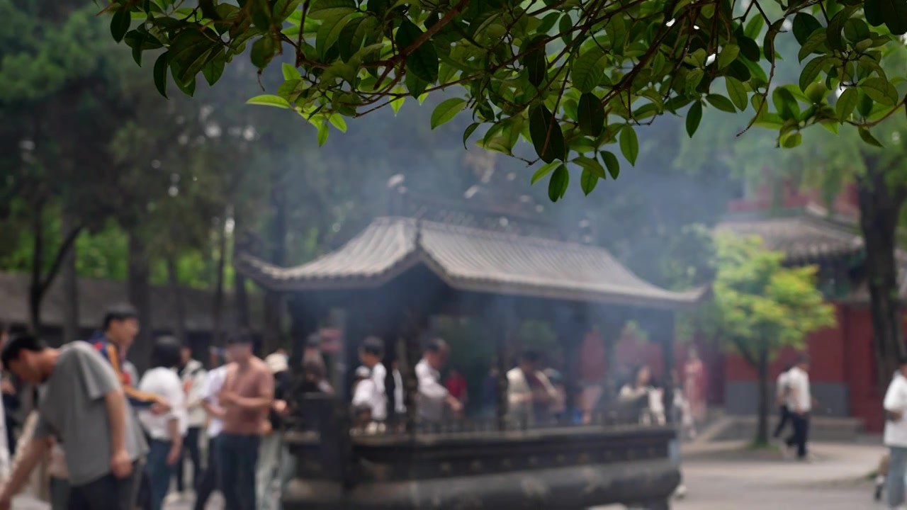 洛阳旅游白马寺虚化的香客人流视频素材