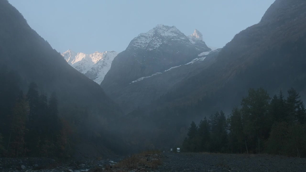 山谷里有落基山脉和移动的雾。有创造力。黑暗的山谷视频素材