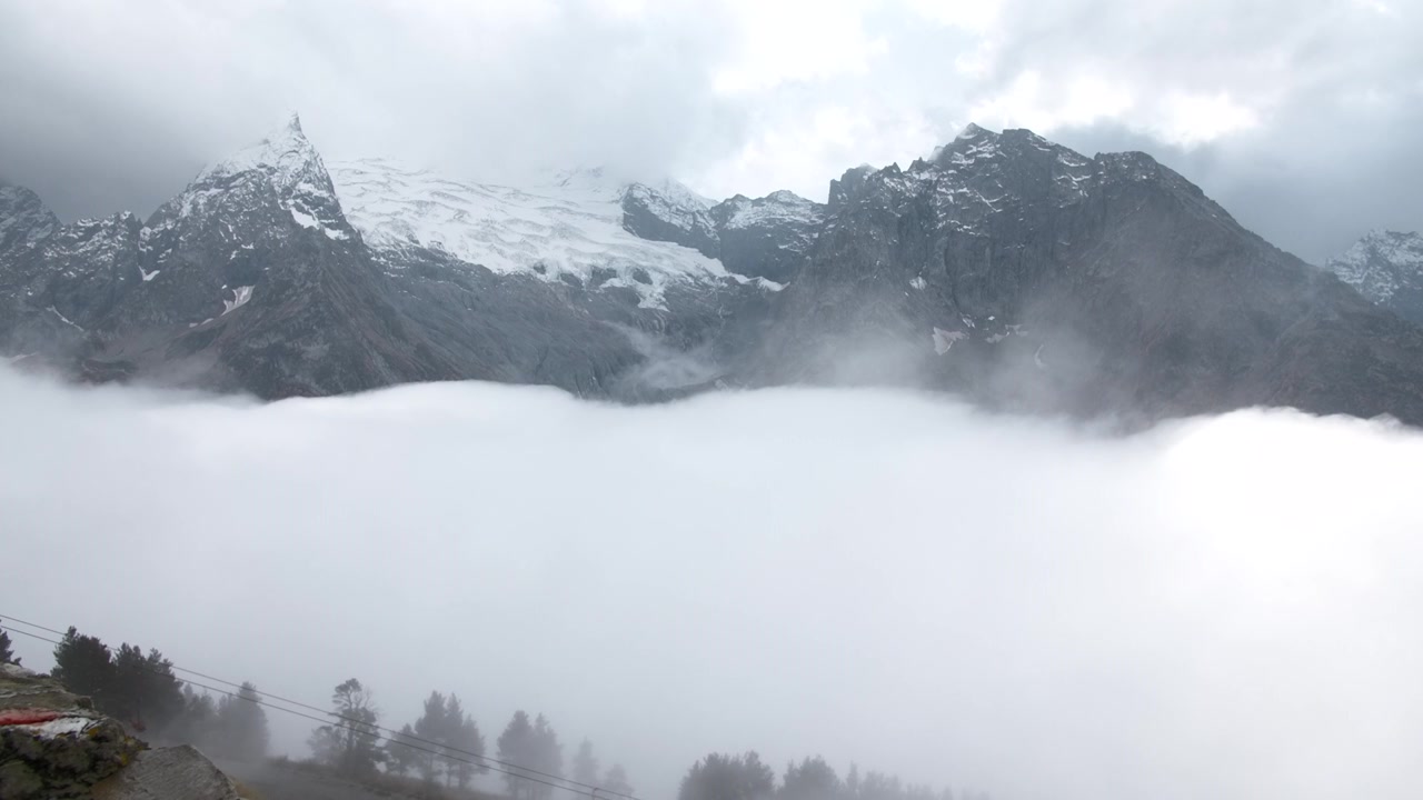 美丽的山景和厚厚的云层。有创造力。多岩石的雪山视频素材