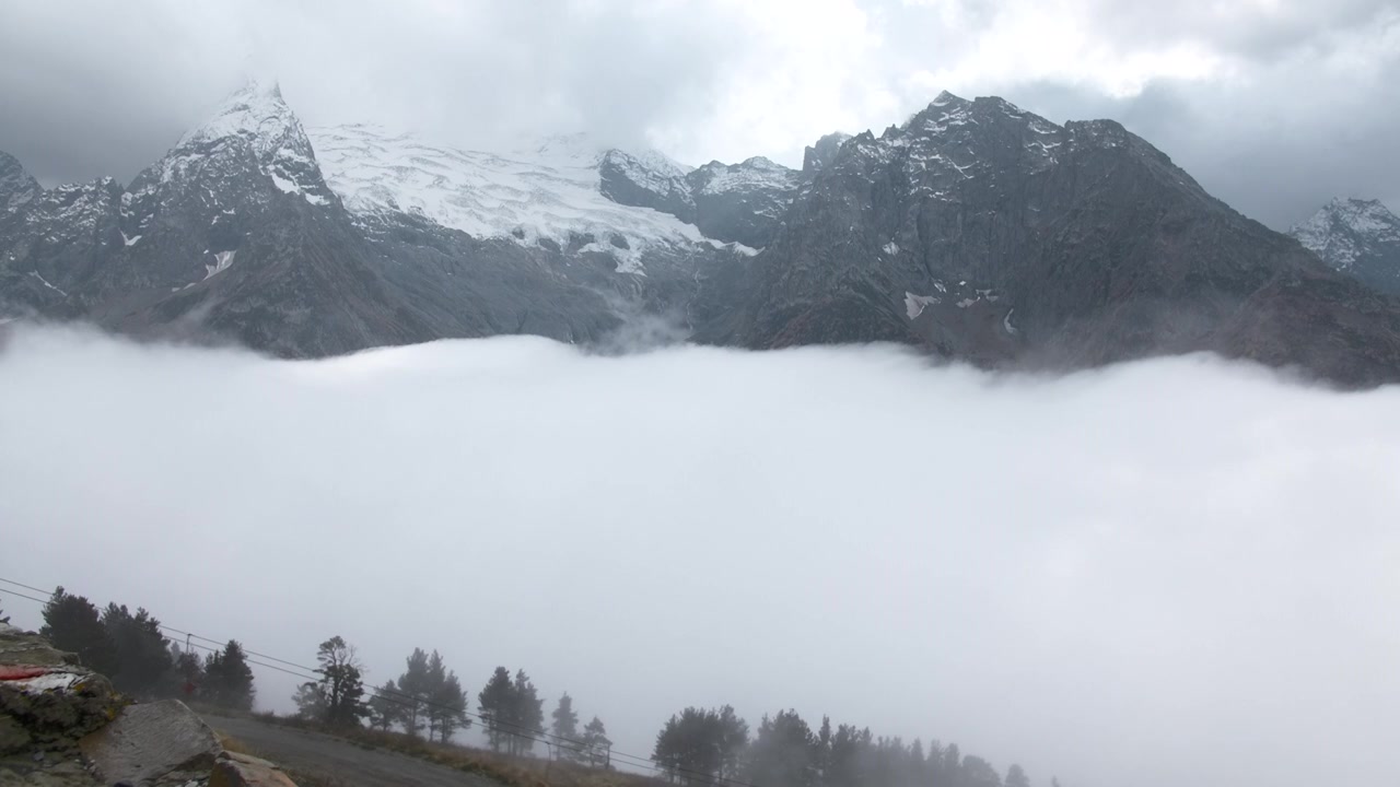 美丽的山景和厚厚的云层。有创造力。多岩石的雪山视频素材