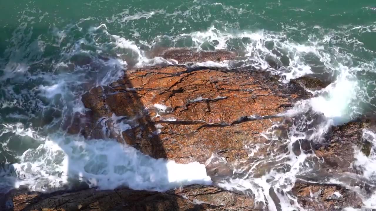 海浪拍打礁石慢动作视频素材