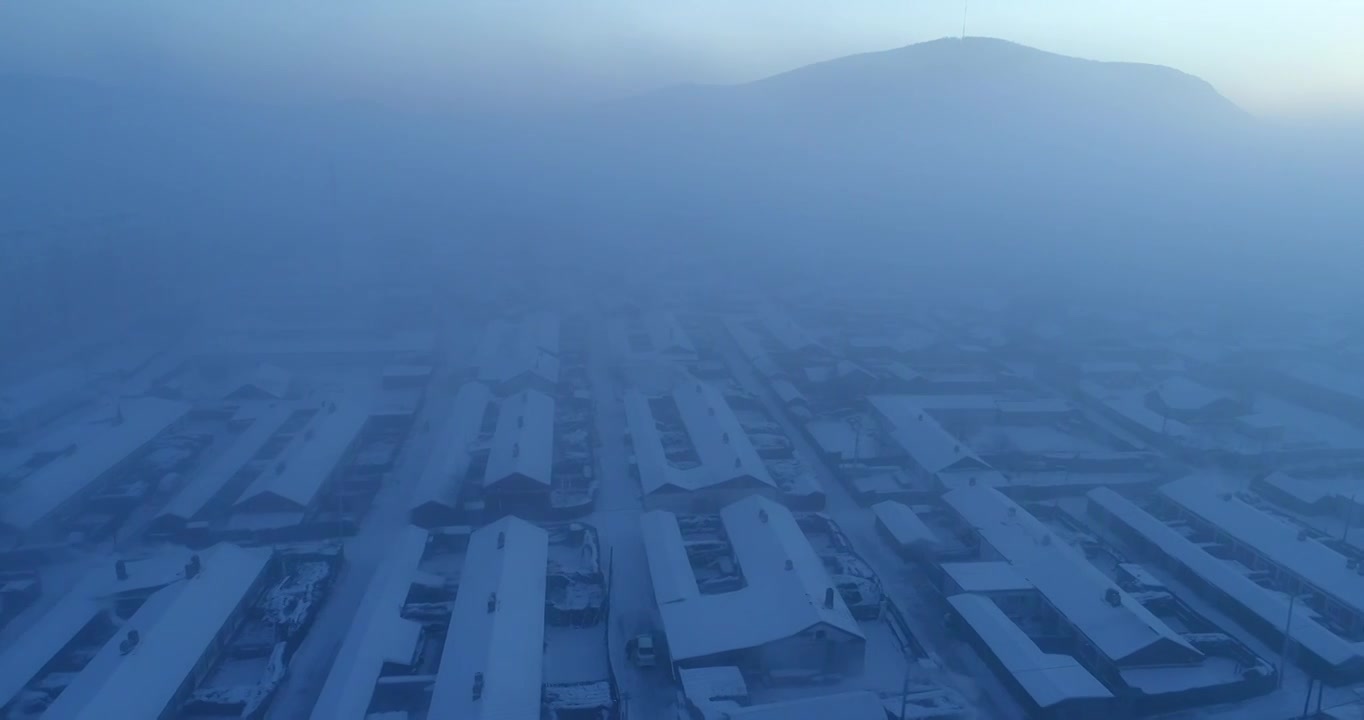 航拍冷空气笼罩的森林小镇视频素材