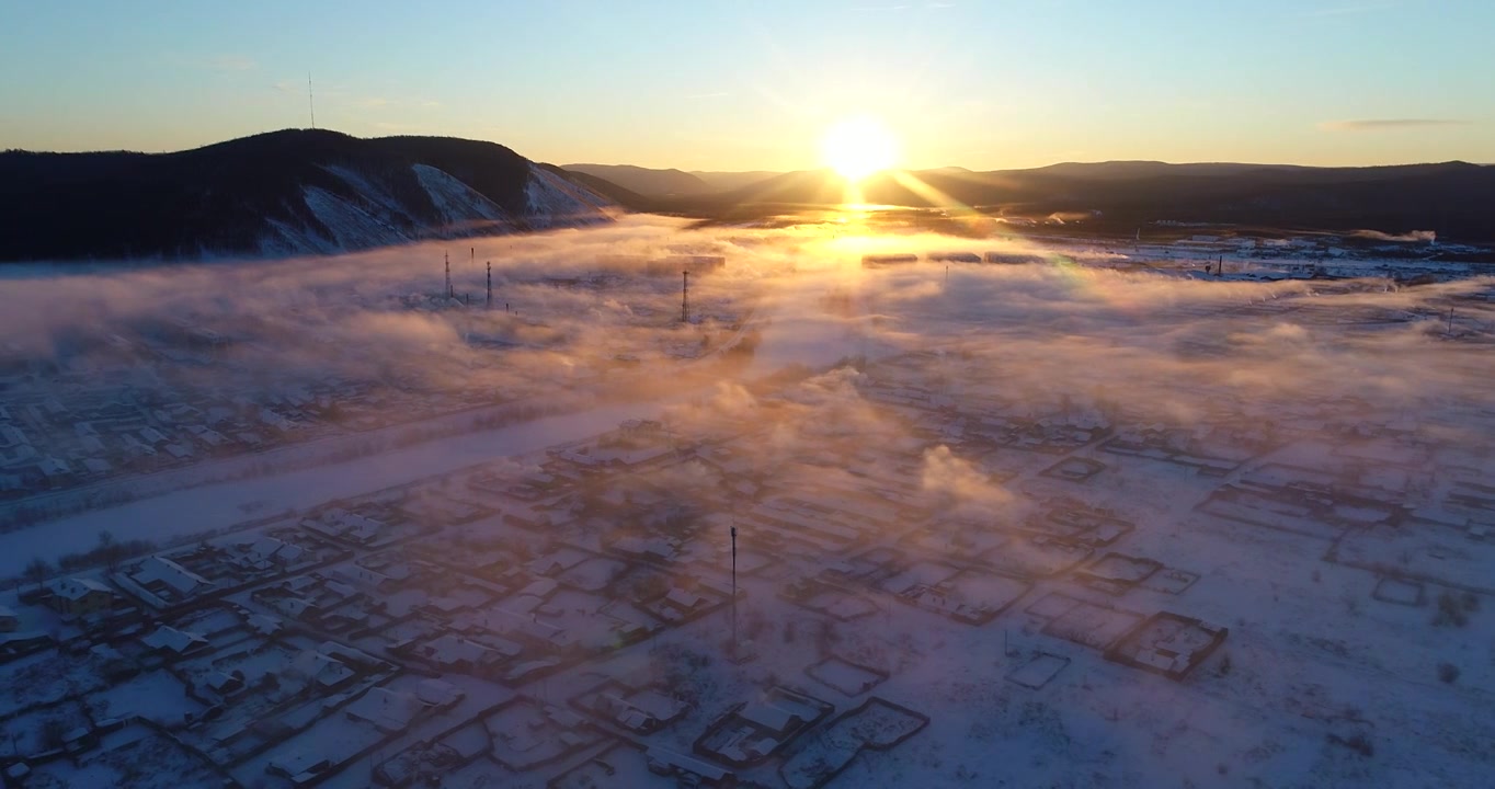 航拍冷空气笼罩的森林小镇视频下载